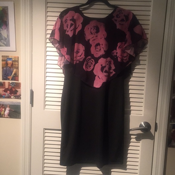 Dresses & Skirts - Cute Dress with Roses 🌹